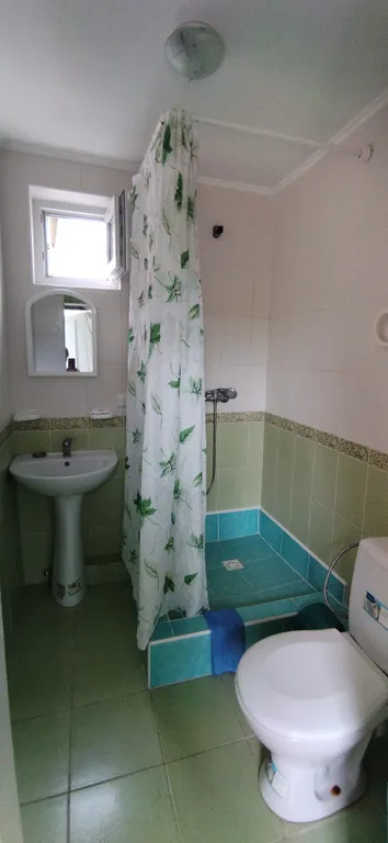 Двухместный номер на берегу моря с двумя односпальными кроватями.