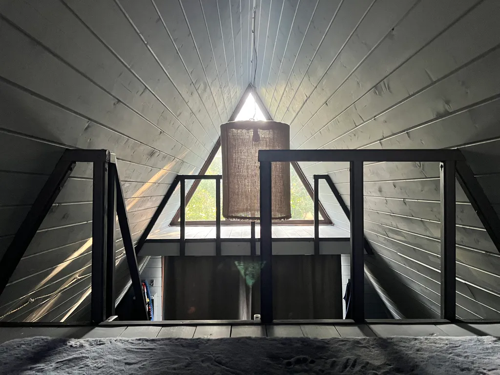 Уютный дом A-Frame в лесу