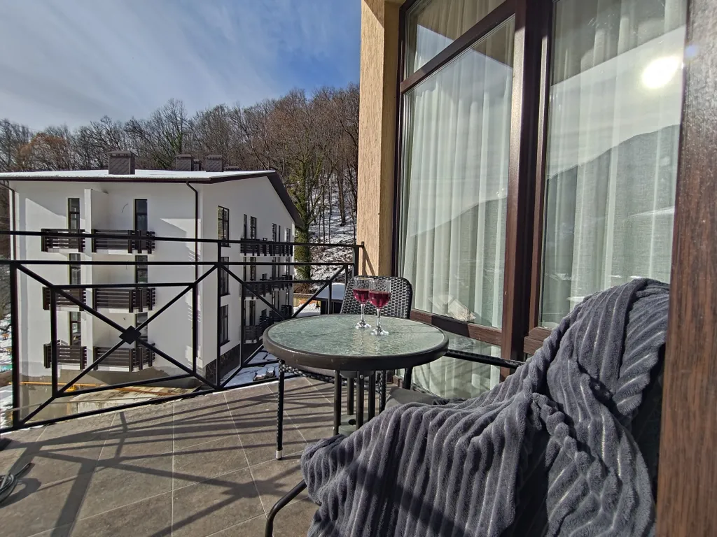 Дизайнерский апартамент с балконом в окружении леса