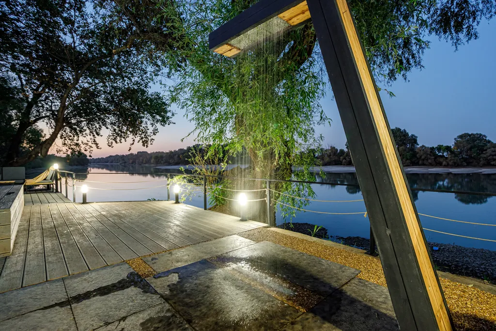 Дом на берегу реки