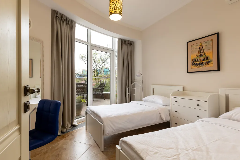 С двумя спальнями и террасой