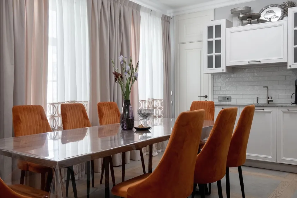 Уютная квартира с камином в центре