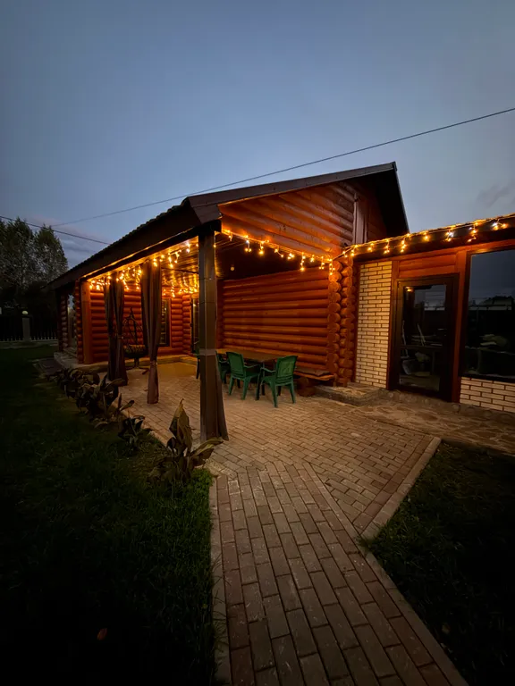 Дом на берегу реки с баней