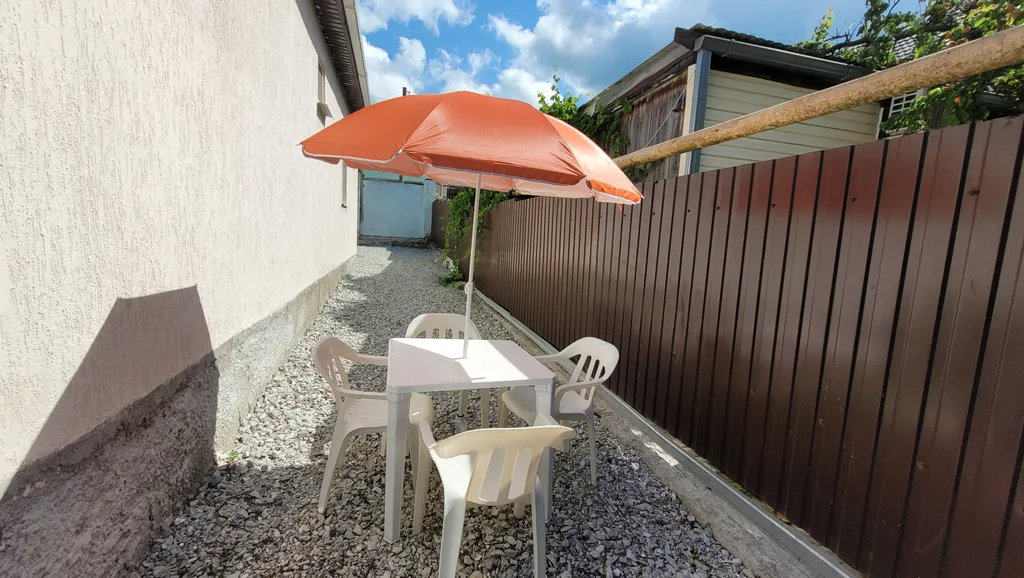 Уютный номер с видом на горы в гостевом дворе