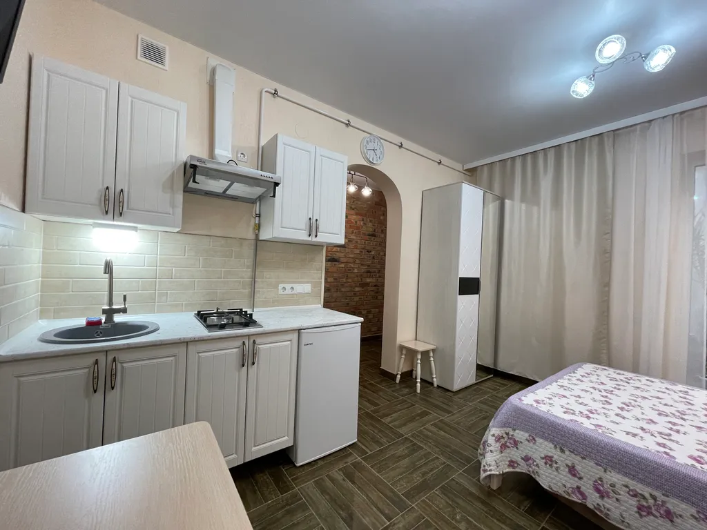 Комфортные апартаменты - студия, с кухней, на первом этаже