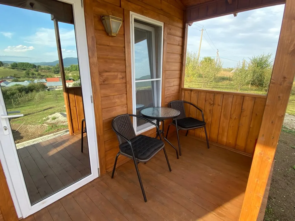 Домик с видом на лес и горы