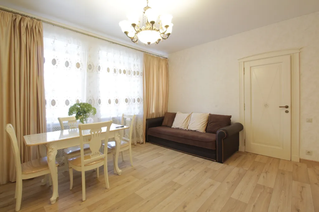 Сталинка у Кремля в центре