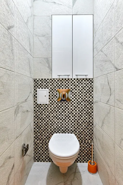 Апартаменты Оранж с диваном в кухне-гостиной