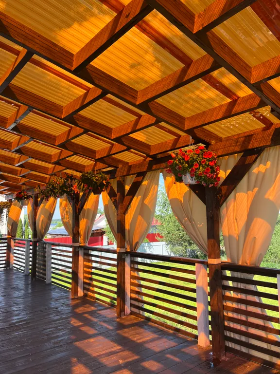 Красивый уютный бревенчатый дом с камином и видом на реку и церковь