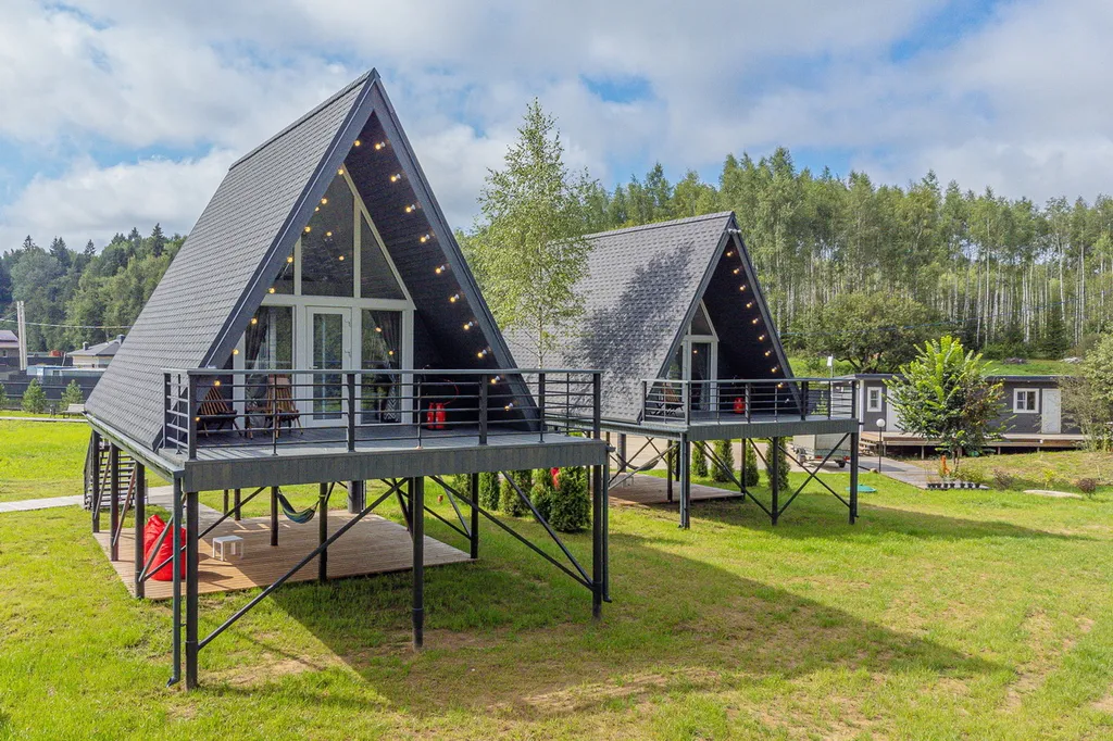 Дом в стиле a-frame с чаном на террасе