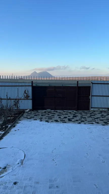 Частный дом за городом с видом на трассу и гору