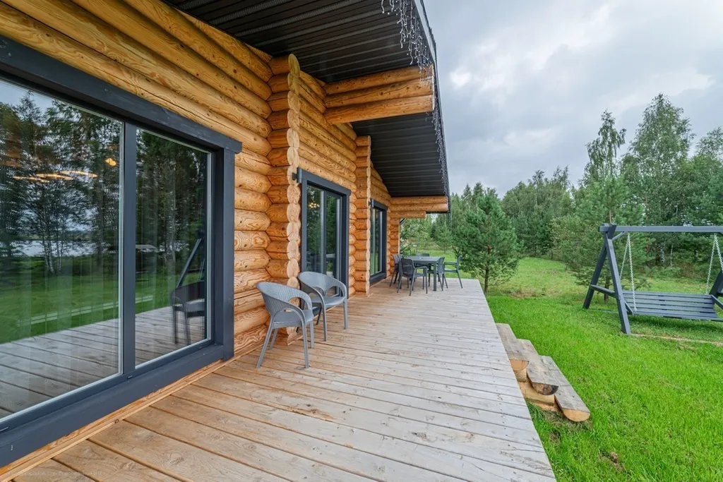 Уютный дом на берегу большого озера