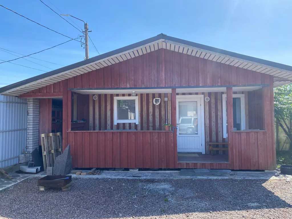 Домик на берегу залива