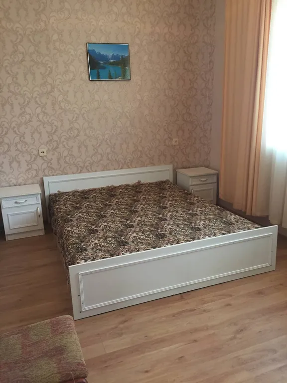 Трех,четырех местный номер,с кухней и двумя балконами,второй этаж.