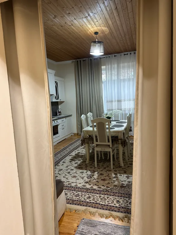 Уютный домик аквамарин у водопада и леса