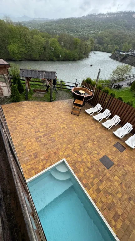 Дом на берегу реки с бассейном и видом