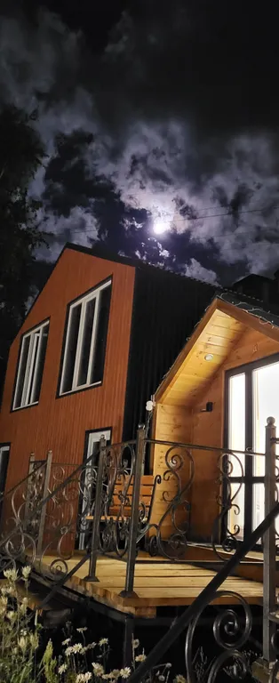 Двух этажный дом с видом на горы и реку