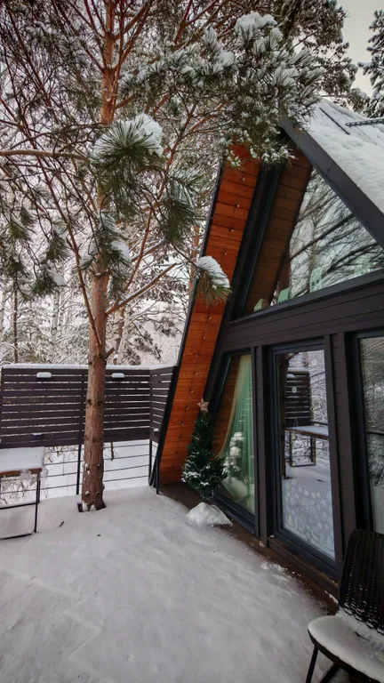 Треугольный домик на склоне горы над ручьём