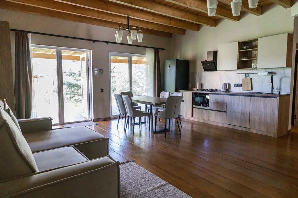 Трёхкомнатный коттедж в лесу у пруда