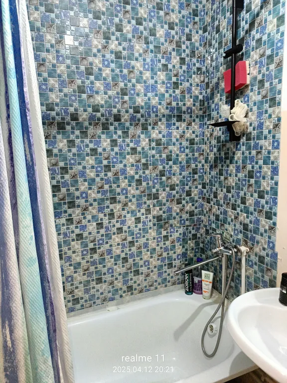 Сдаю однушку в новостройке - диван и кровать. Ждем вас.