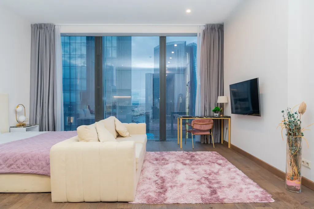 Sky City Moscow LUX Студия с большим окном с видом на башни и город