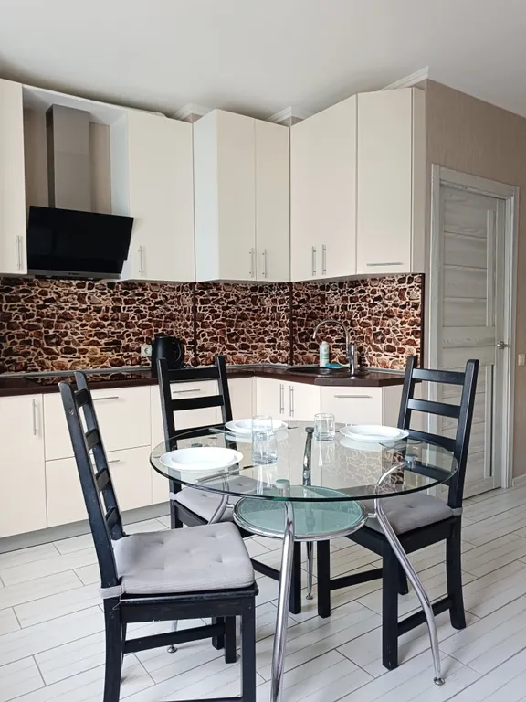 Квартира Уютная евро-трешка в 5 минутах от центра города — аренда посуточно в Омск