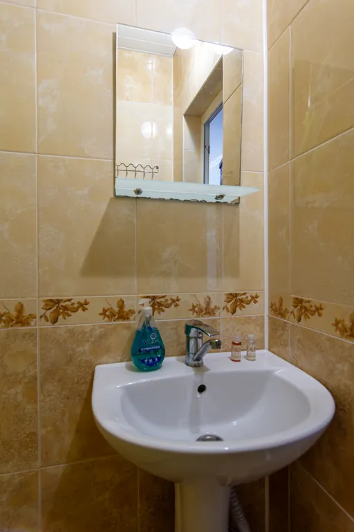 Номер с видом на горы и бассейн.