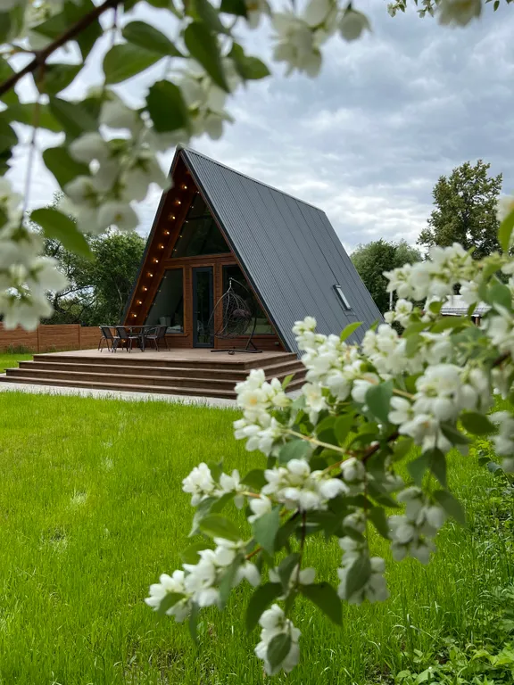 Треугольный дом на берегу озера