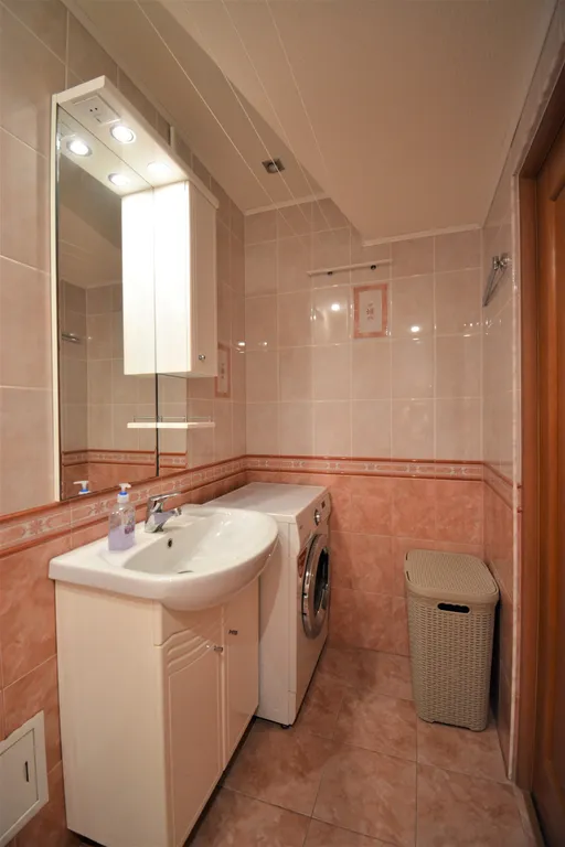 Трёхкомнатная квартира с раздельными комнатами двумя уборными и лифтом