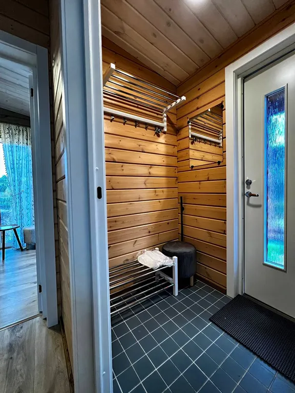 Уютный домик Karhumökki в окружении соснового леса и озер, у Игоры