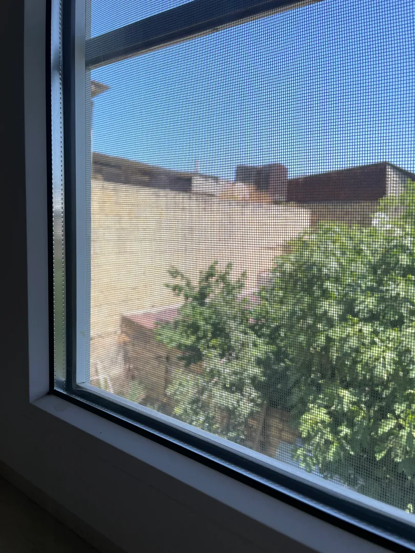 Стена цитадели «Нарын-Кала» под окном!