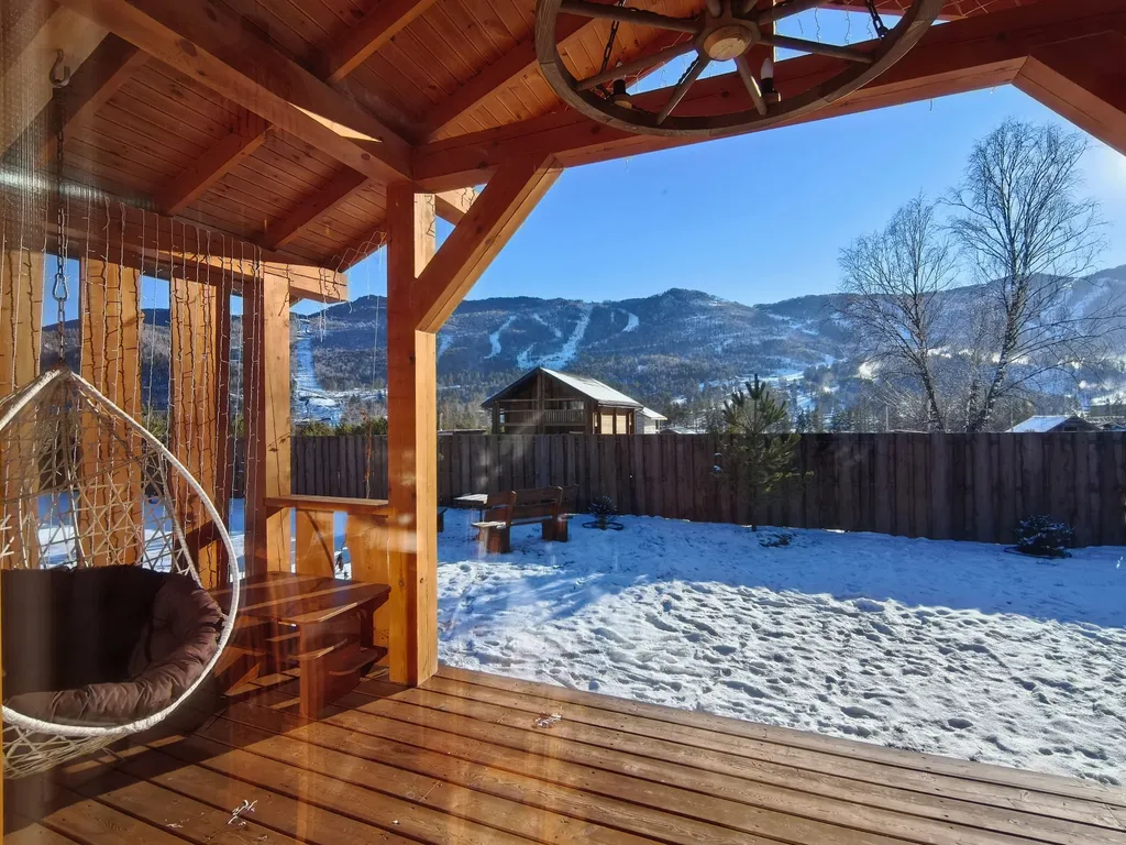 Уютный дом у озера Манжерок