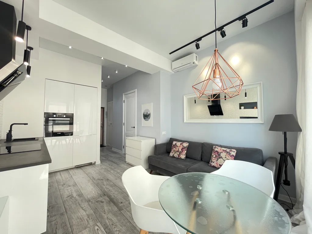 Красивая однокомнатная квартира с балконом на первой линии у моря