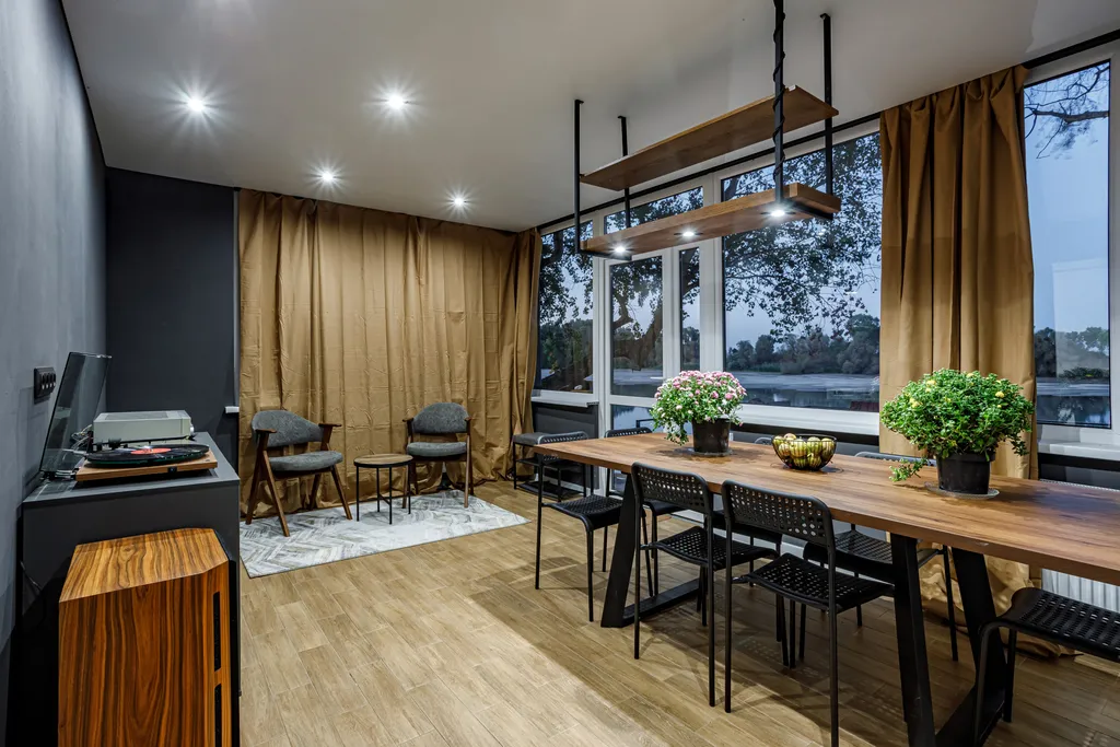 Дом на берегу реки