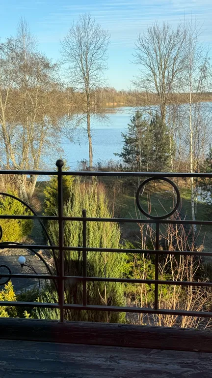 Уютный дом на берегу озера