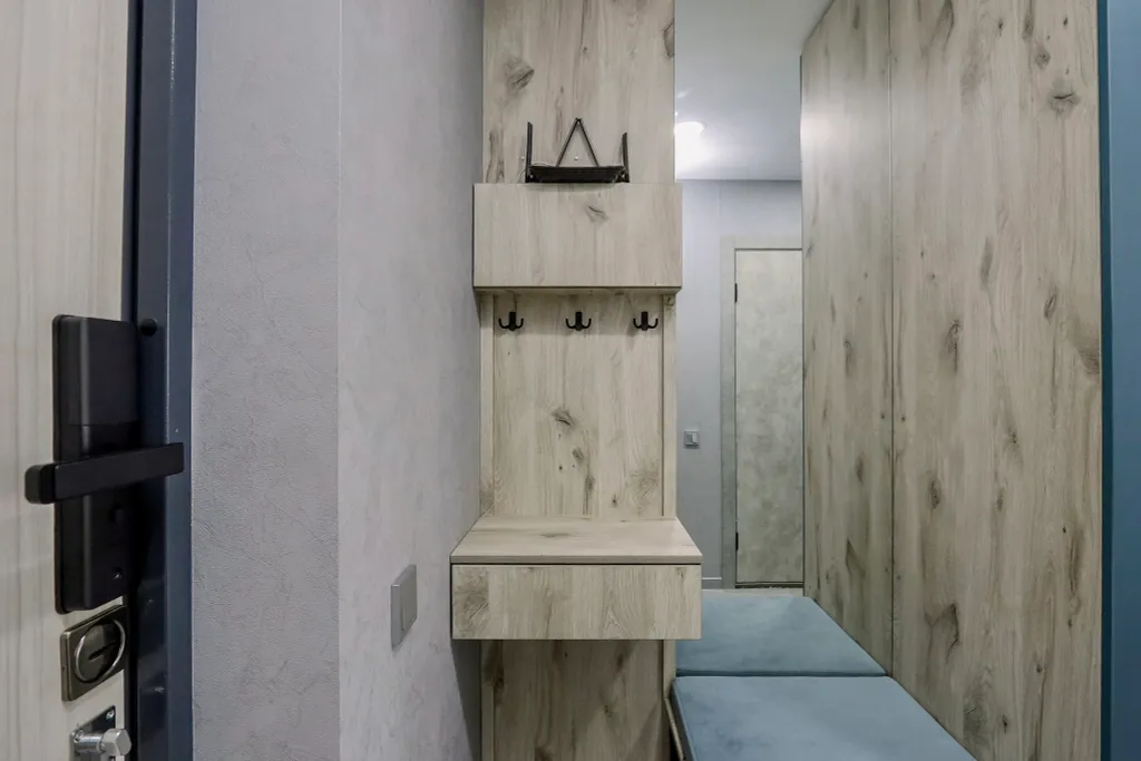 Очaровaтельнaя cтудия с уютными качелями на бaлконe