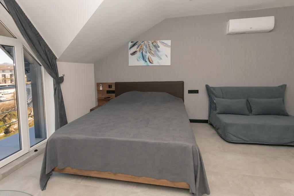 Студия с балконом