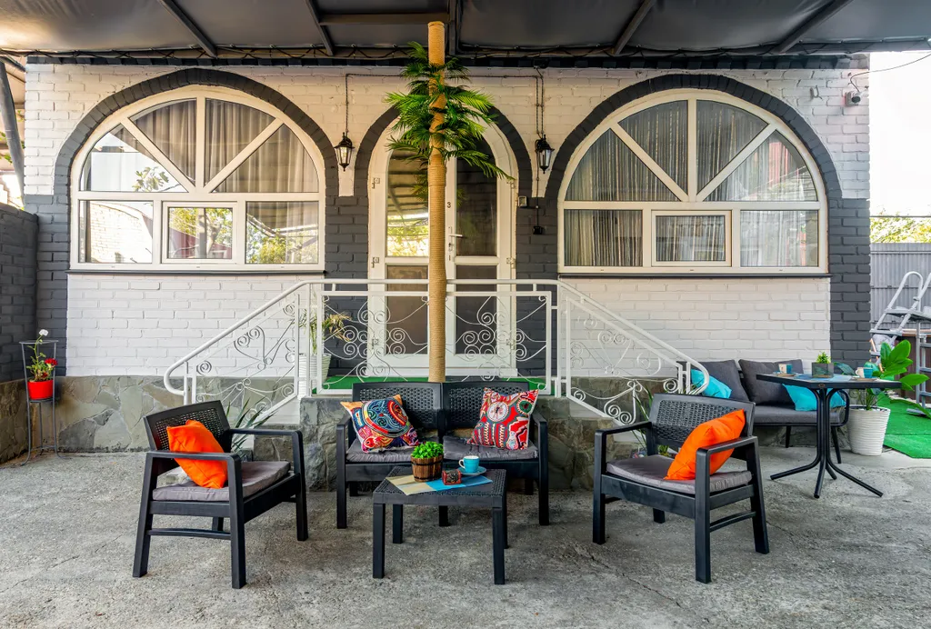 Дом сапфир с бассейном в центре