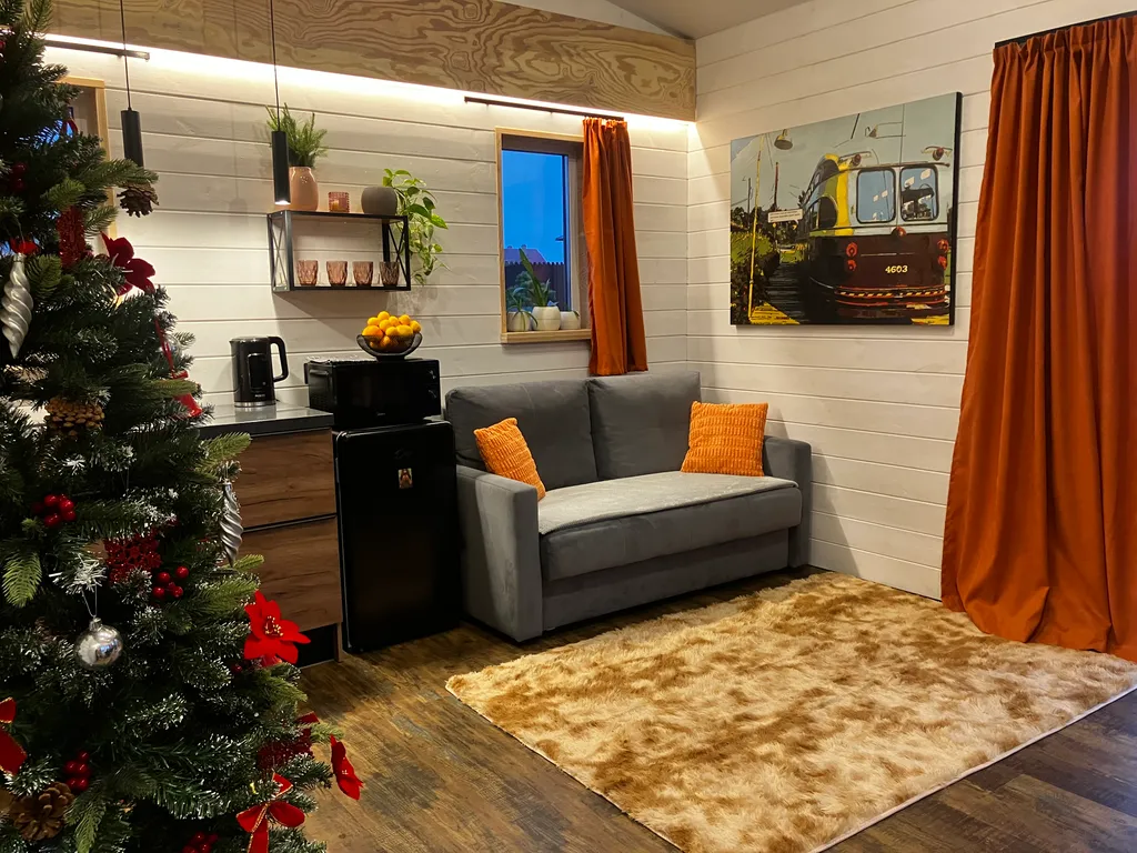 Новый дом с камином на берегу реки