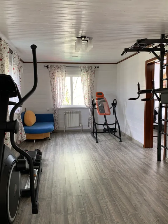 Дом у пруда