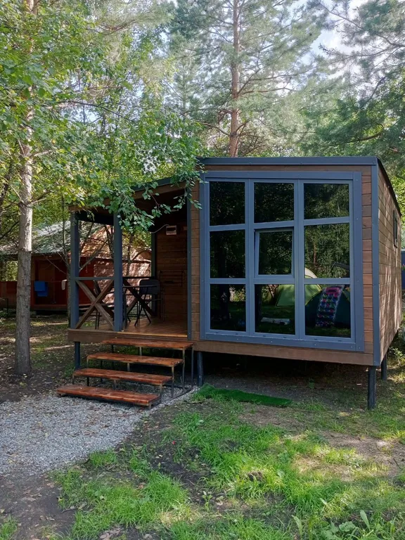 Домик в лесу с панорамным окном