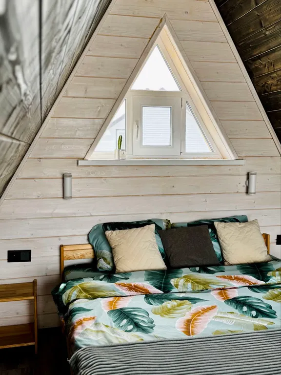 Дом-шалаш A-frame с большим глубоким бассейном и баня на дровах