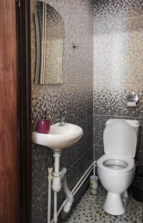 Дом с горкой в бассейне