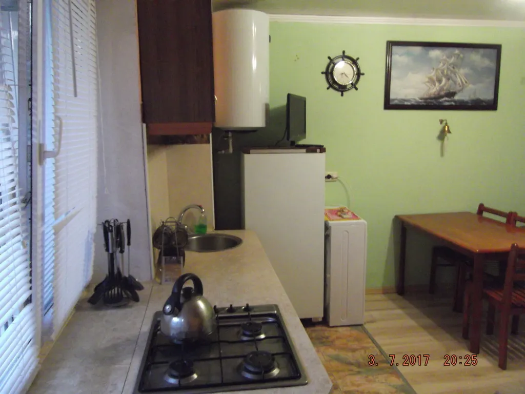 Коттедж Уютный 2-х эт. коттедж с балконом в центре и недалеко от моря — Евпатория