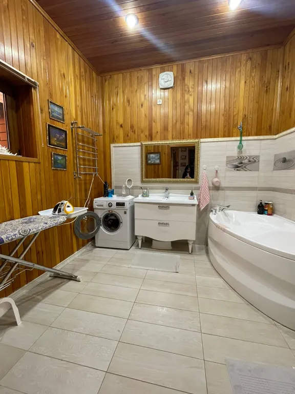 Деревянный дом с красивым видом на море