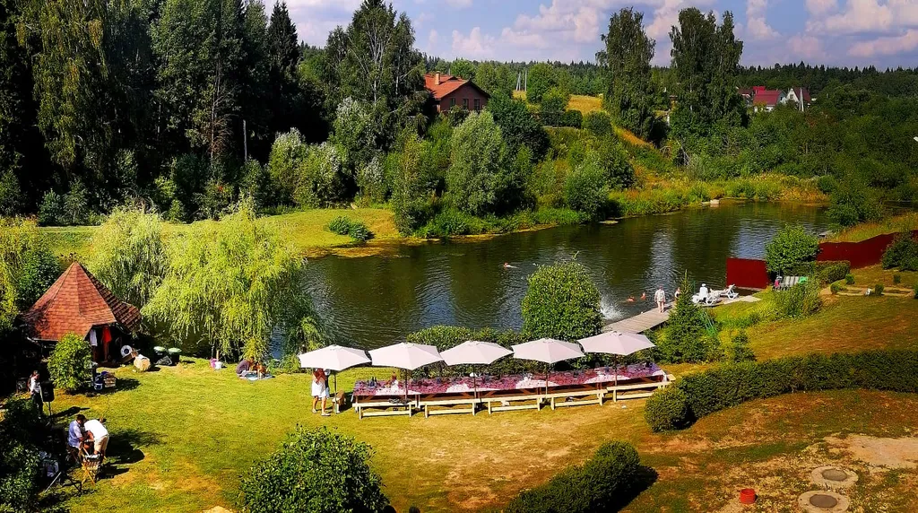 Дом на берегу реки с баней на дровах