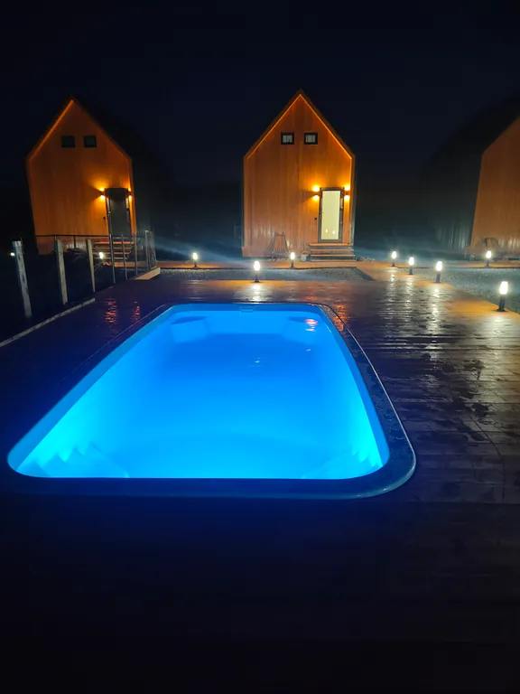 Домик на берегу озера в современном стиле со всеми удобствами