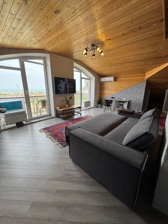 Квартира с балконом на высоте птичьего полета