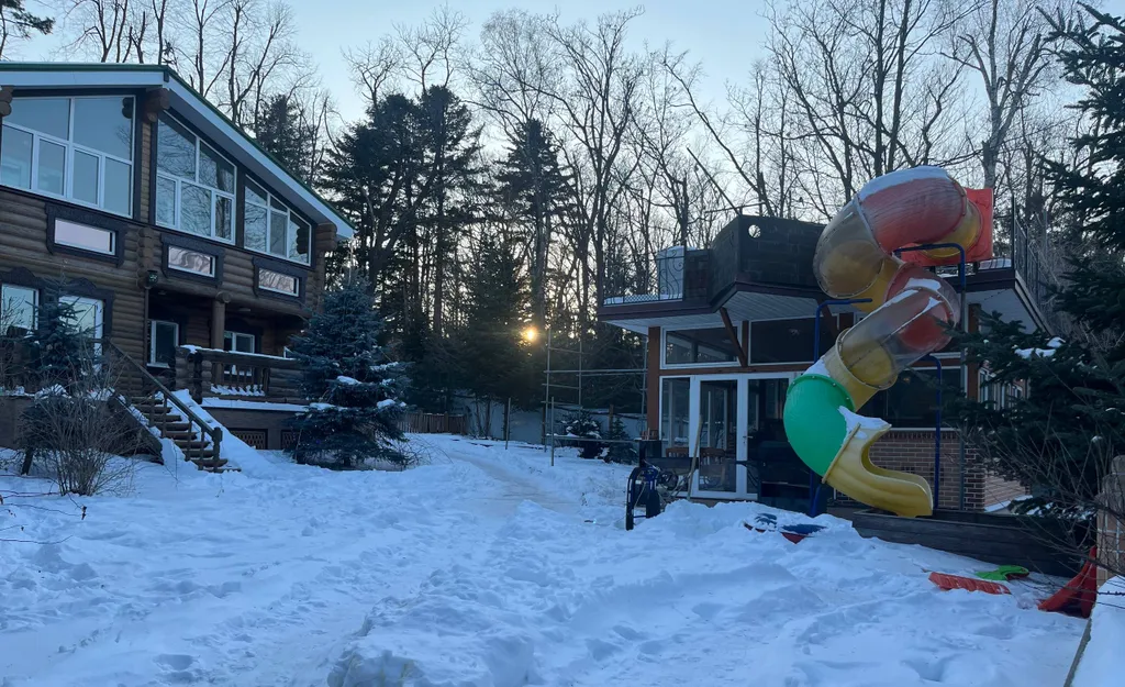 Аренда Коттеджа с баней, бассейном, джакузи, стадионом и зоной барбекю