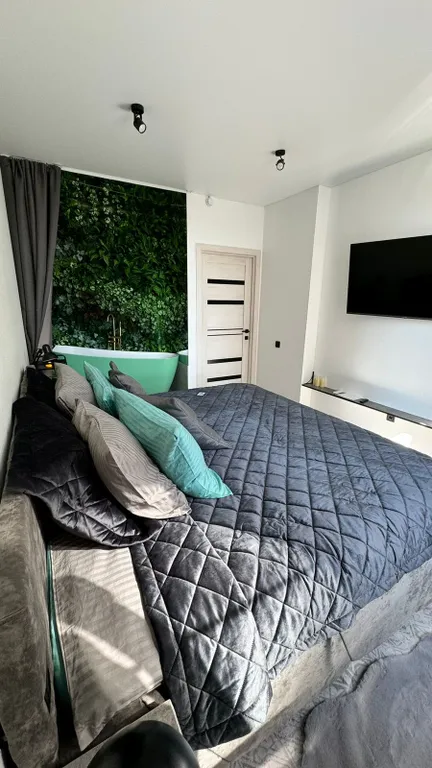 Уютная квартира с джакузи в спальне и массажным креслом